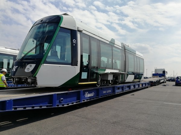 高雄環狀輕軌二階段系統工程將採用法國阿爾斯通Alstom製造的CITADIS 305系列車輛，己從比利時安特衛普（ANTWERP）港口裝運啟航。 圖：高雄市新聞局/提供