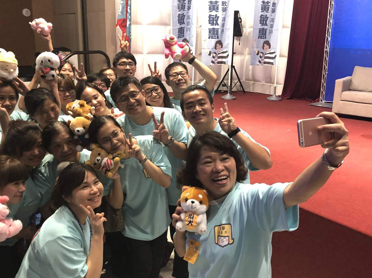 黃敏惠與青年玩自拍。 圖：黃敏惠競選團隊/提供