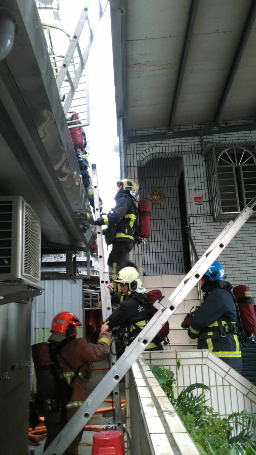 八里民宅火警從2樓延燒至3樓，警消架梯緊急救援。