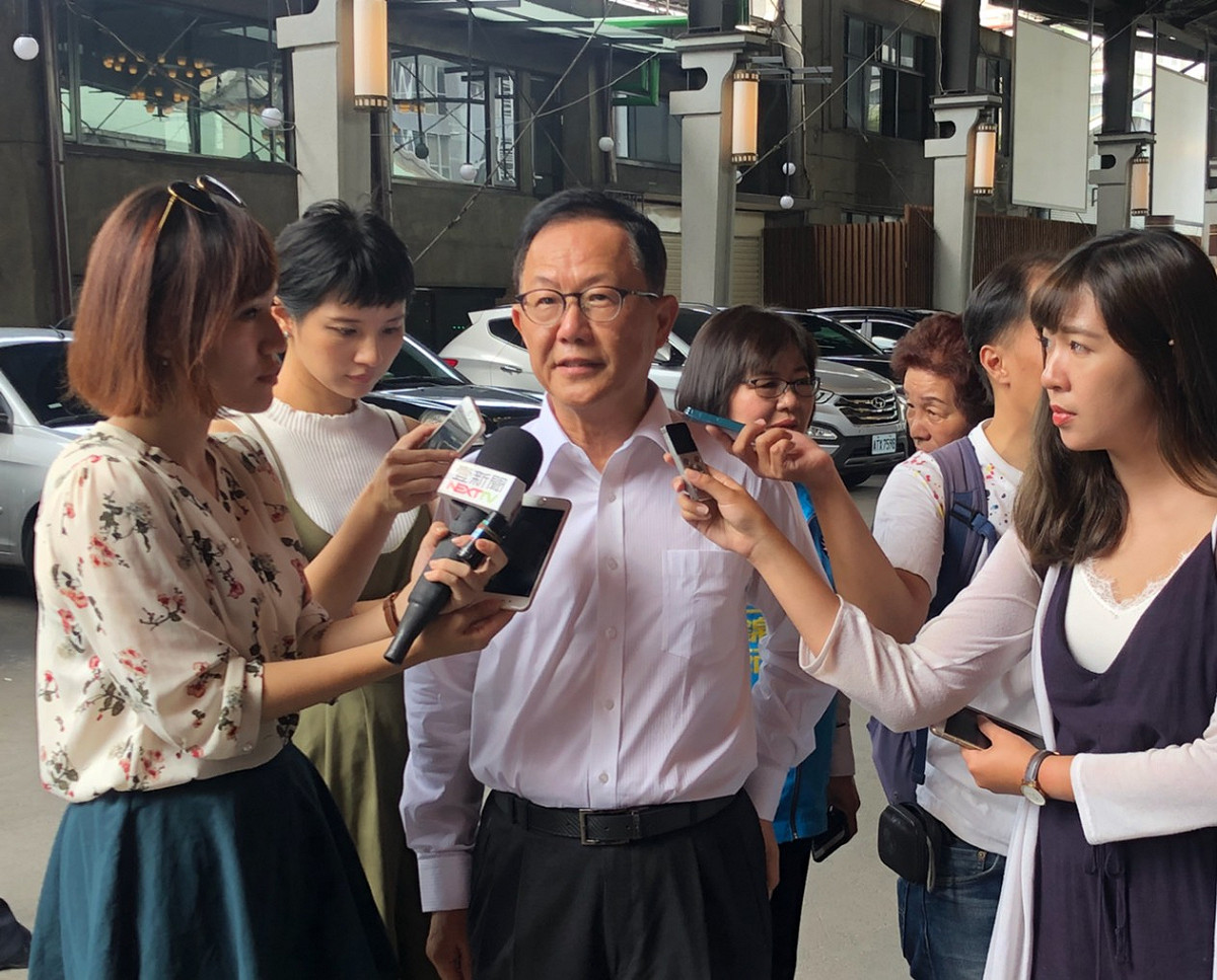 丁守中(中)今凌晨發文痛批民進黨傷害台灣。 圖：丁守中辦公室/提供