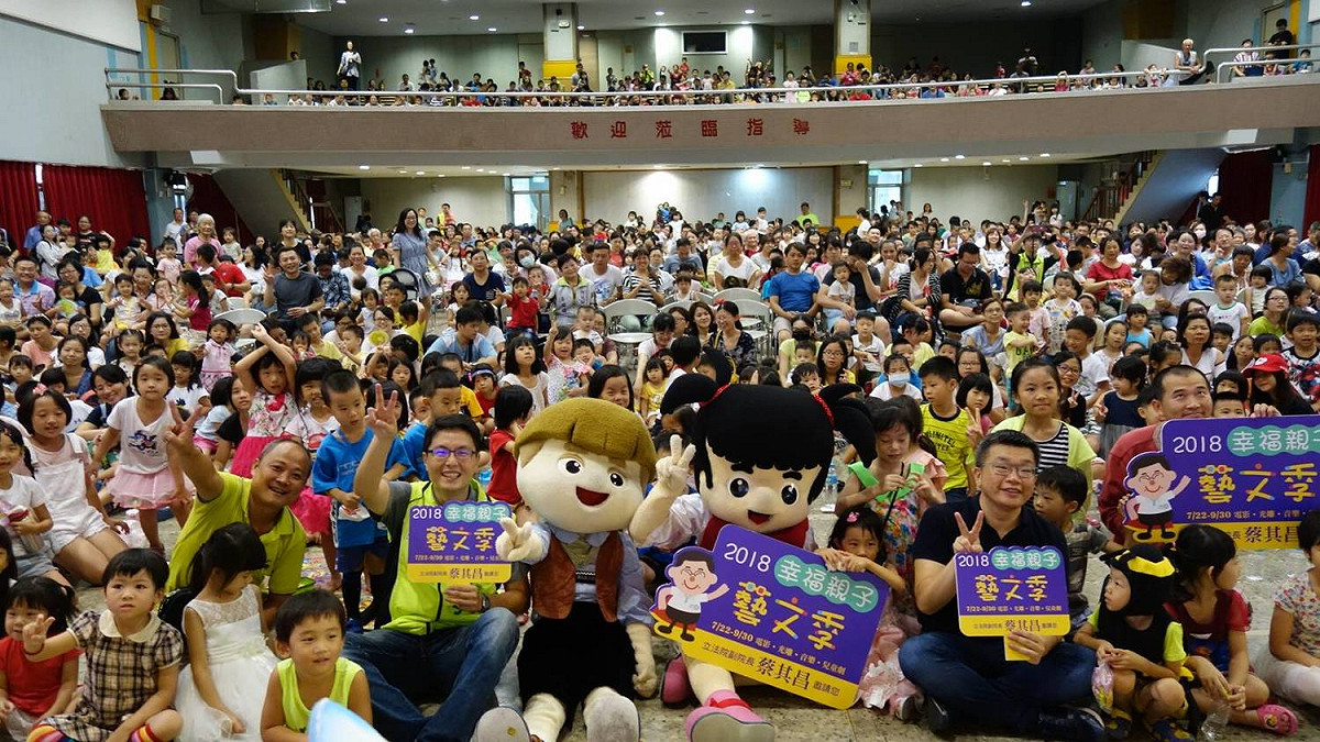 小青蛙劇團到大里兒福館演出，吸引數百名大小朋友觀賞。 圖 : 林德宇服務處/提供
