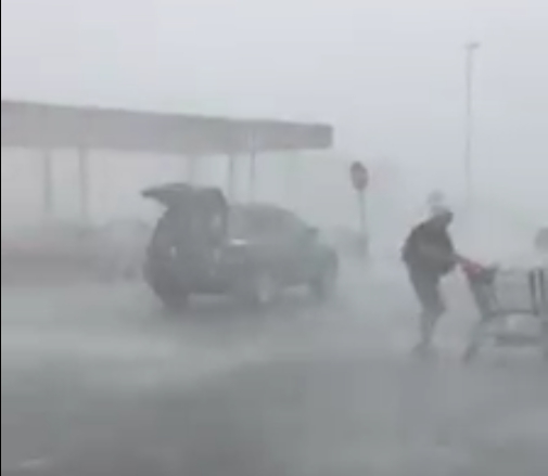 老婦人不畏風雨，將手推車歸還。 圖：翻攝影片