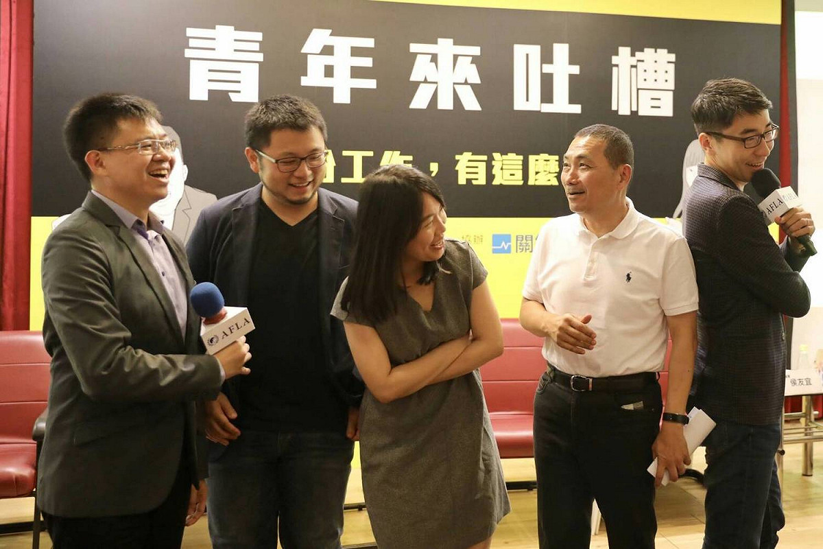 侯友宜與青年合影 圖 : 侯友宜競選辦公室/提供