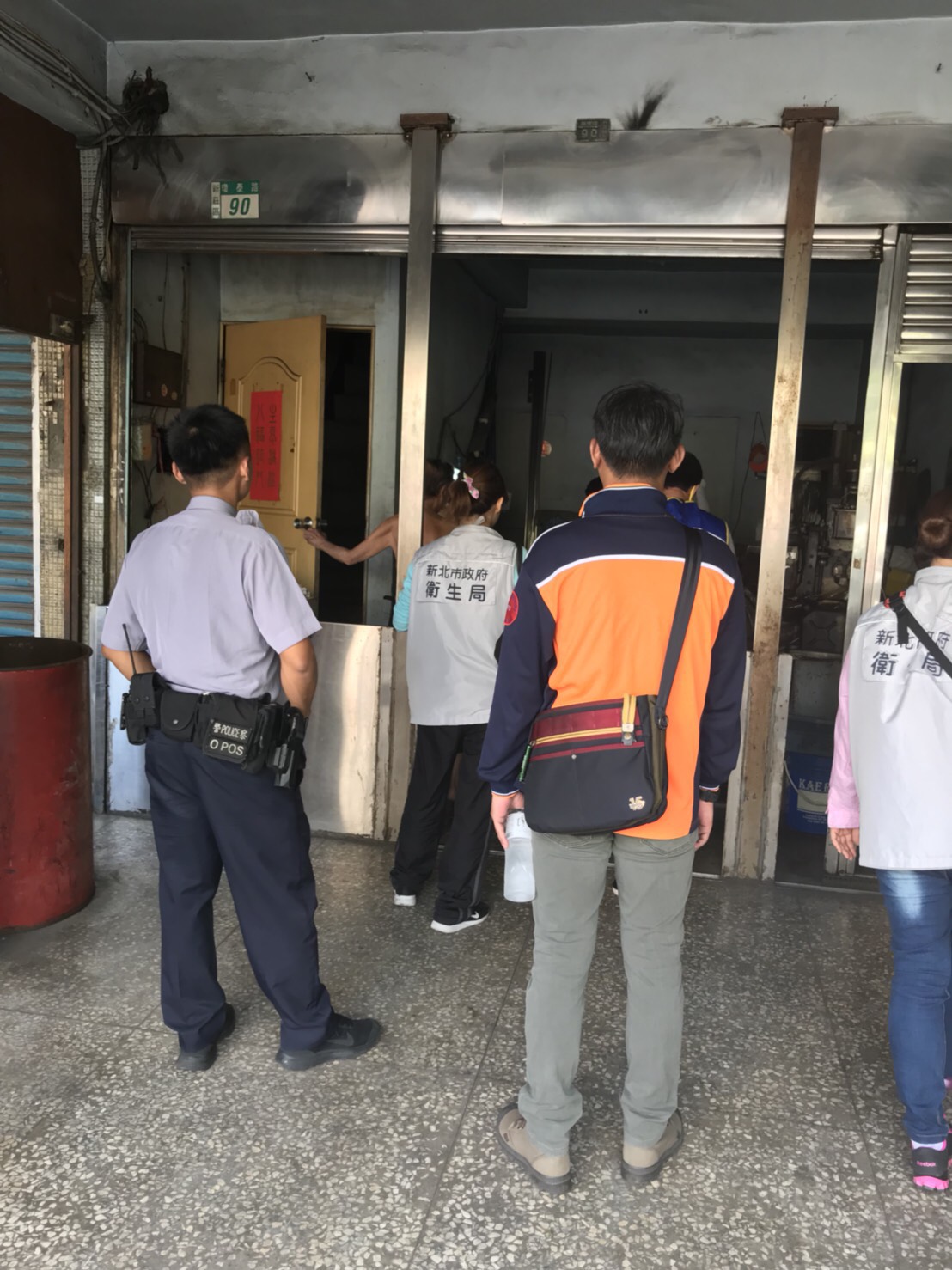 新北市府動員相關局處，在新莊瓊林里逐戶巡查積水容器。                            
 圖：新北市衛生局提供