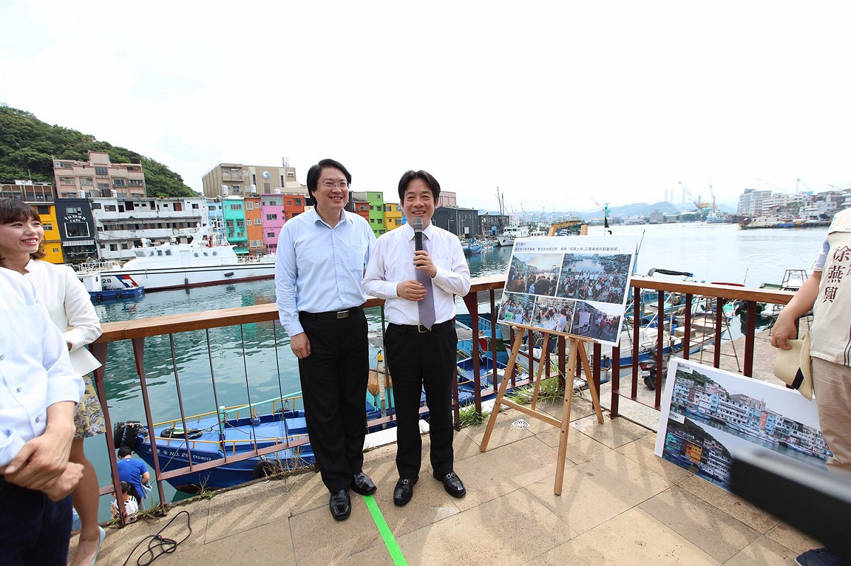 基隆市政府推動正濱漁港色彩塗布計畫，讓賴清德大讚彷彿置身歐洲。 圖 : 錢盛昱/攝