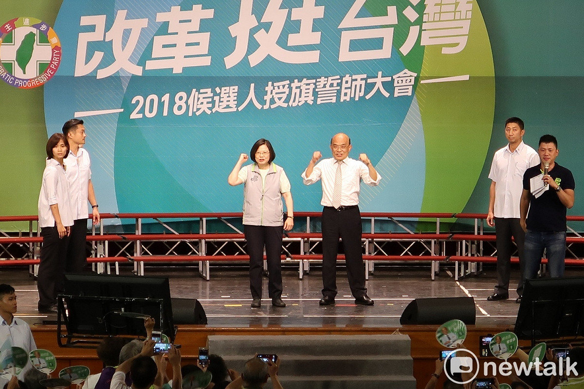 總統蔡英文4日親自授旗給民進黨新北市長候選人蘇貞昌。 圖：林朝億/攝