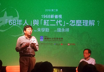 北京清華大學國情研究院長胡鞍鋼吹捧式的學術報告惹 眾怒。上海學者朱學勤（左）4日在台北表示，胡鞍鋼 現象說明中國的改革出了問題，是大陸社會逆向淘汰的 象徵。圖右為中研院人社中心兼任研究員錢永祥。 圖：中央社/提供