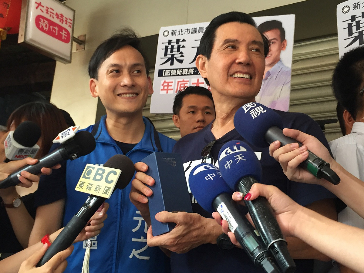 前總統馬英九今（5）天上午現身板橋菜市場，替國民黨新北市板橋區參選人葉元之掃街輔選。 圖：趙婉淳／攝