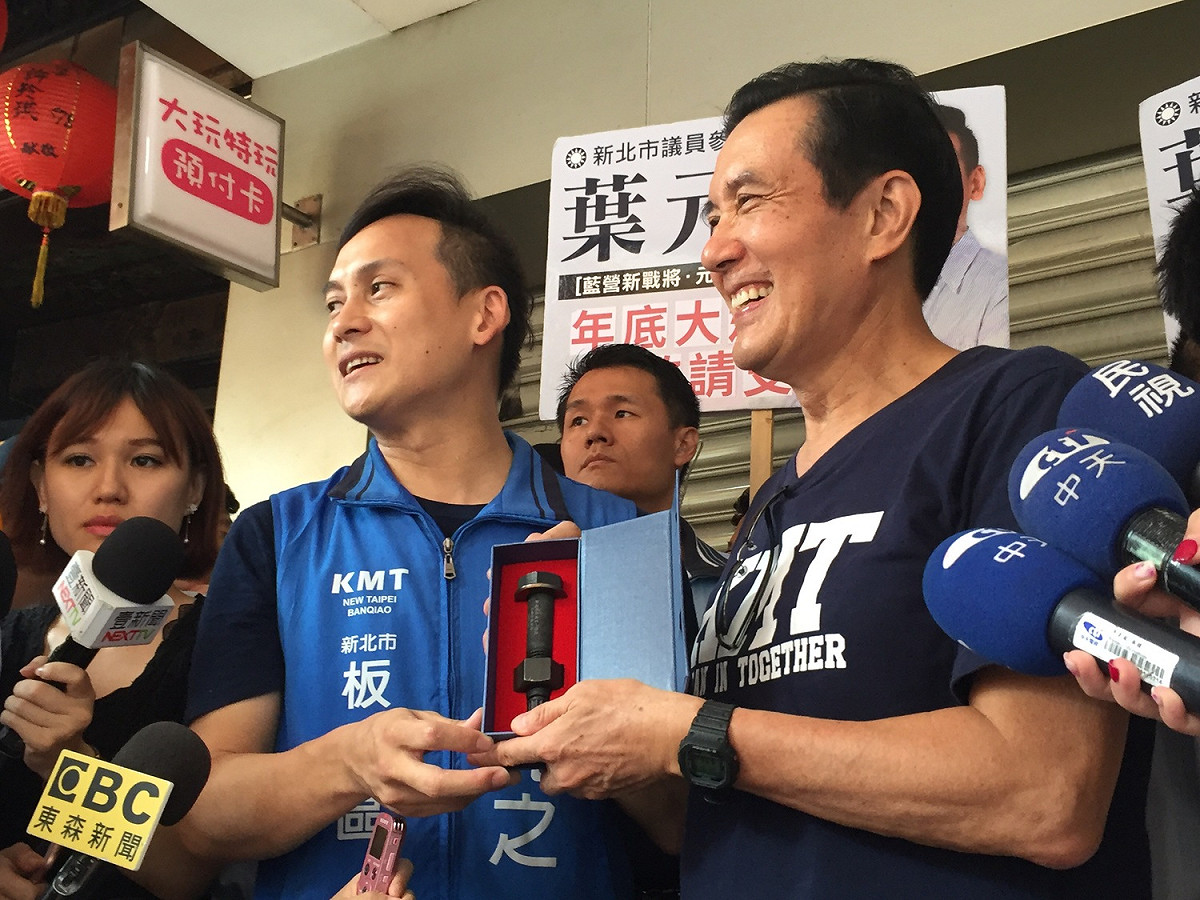 前總統馬英九今（5）天上午現身板橋菜市場，替國民黨新北市板橋區參選人葉元之掃街輔選。
