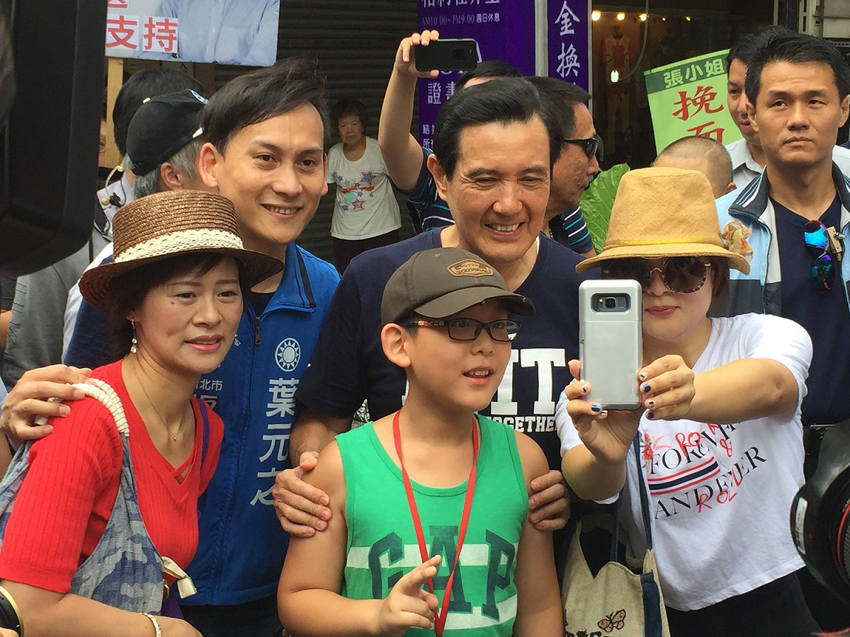 前總統馬英九今（5）天上午現身板橋菜市場，替國民黨新北市板橋區參選人葉元之掃街輔選。 圖：趙婉淳／攝