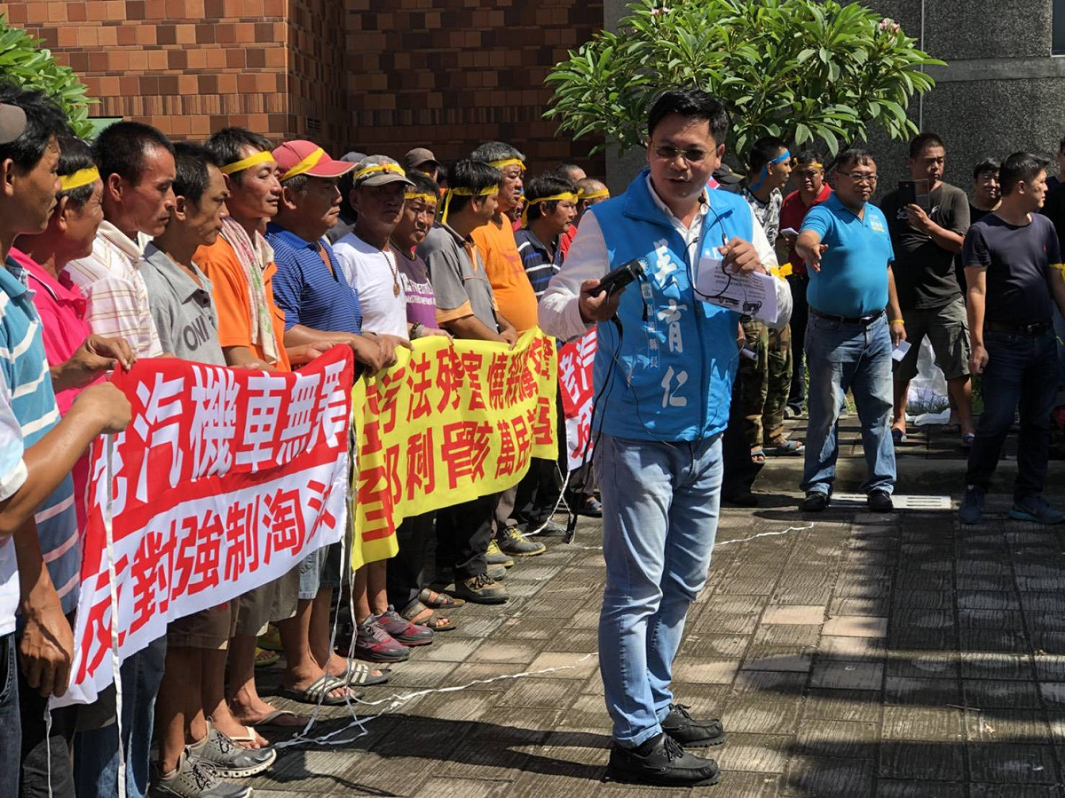 今天上午逾百輛汽機車運將到民雄鄉表演藝術中心旁空地訴求「老車無罪！反對強制淘汰！」。 圖：嘉義縣記者公會提供