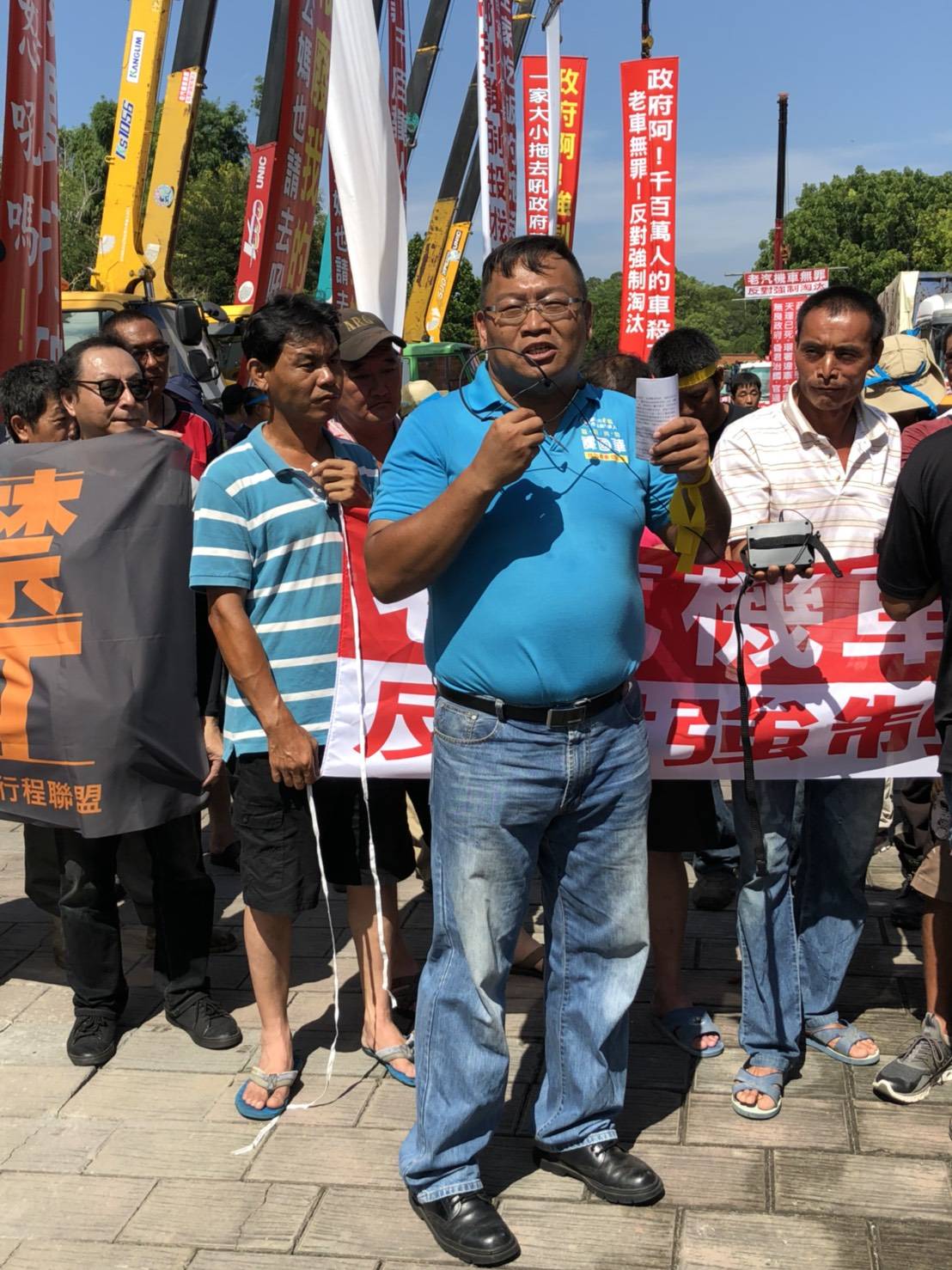嘉市議員長參選人譚國華到場和運將們輪流演說喊口號。 圖：嘉義縣記者公會提供