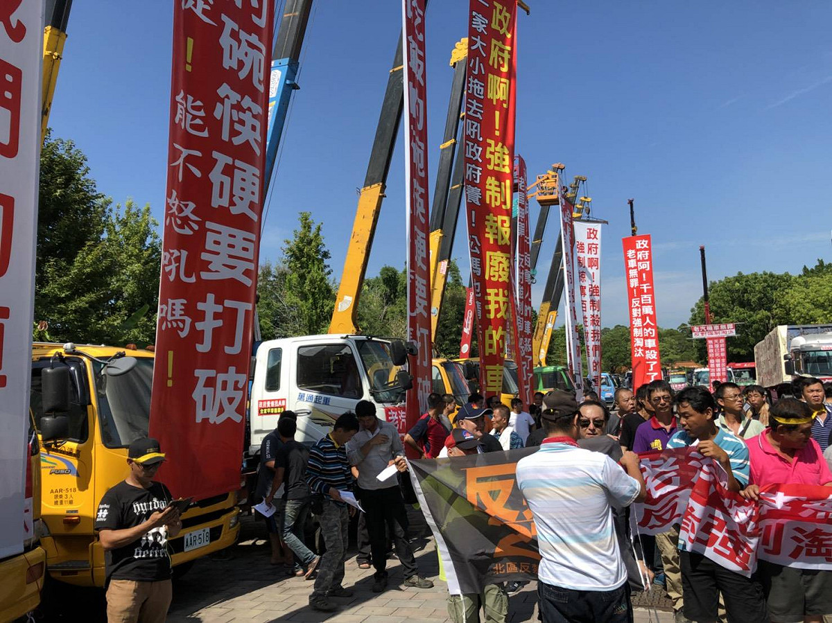 民進黨員王嘉汶更當場拿剪刀剪黨證抗議，最後大家開車掛抗議布條在縣轄「逗逗遊」，到縣府貼陳情書。 圖：嘉義縣記者公會提供