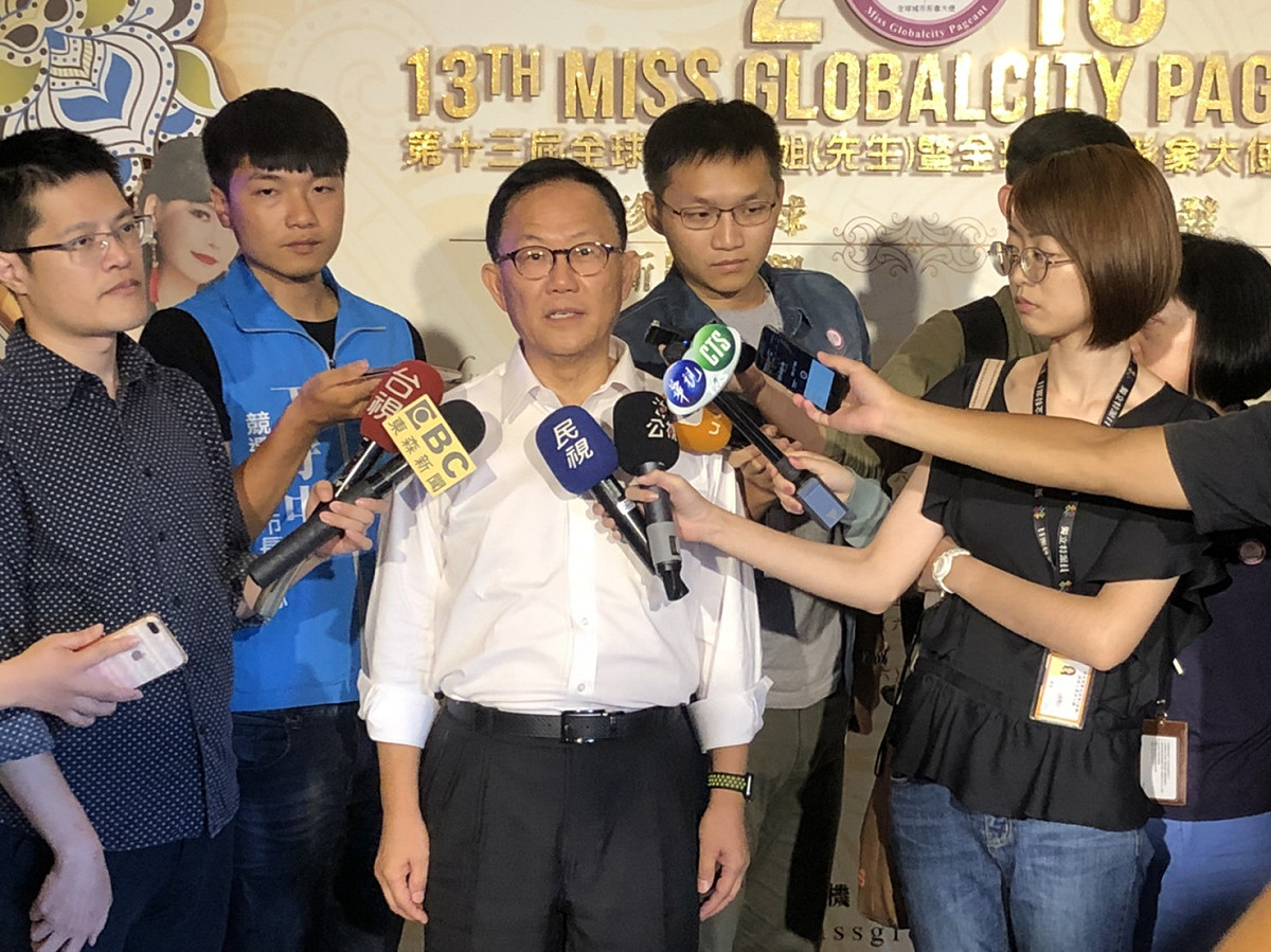 丁守中(中)認為柯文哲批評敬老金發放，是為了鞏固年輕族群的支持，刻意製造世代之間的對立。 圖：丁守中辦公室提供