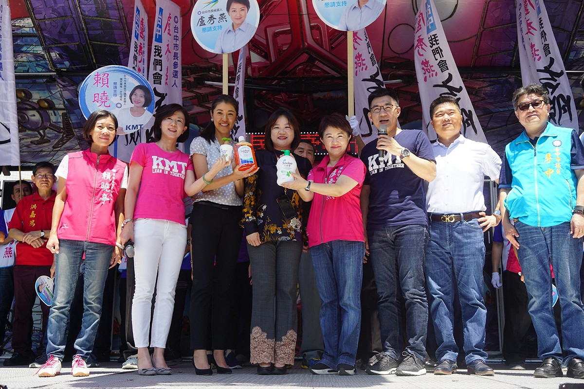 三名女立委送盧秀燕「沙威隆」，意喻要林佳龍潔身自愛。 盧秀燕服務處/提供