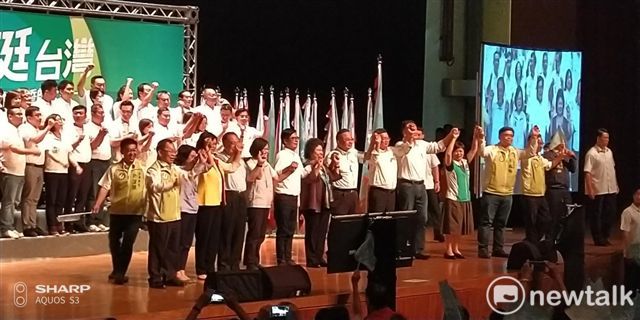 總統蔡英文今(5)天以民進黨主席身分南下高雄，為黨籍市長、市議員參選人授旗。 金名/攝