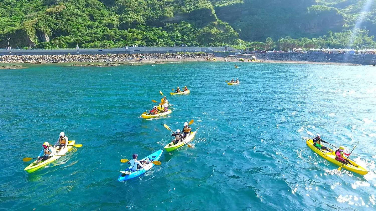 「潮海洋」獨木舟體驗活動，8月增開5場次，分別為「獨木舟玩體驗」8月10日、8月18日；「海灣浮潛X獨木舟親海」8月19日、8月24日與8月31日，活動詳情及報名資訊請上官網(www.chaojingbay.com.tw)查詢或搜尋「2018基隆潮境海灣節」。 圖：基隆市政府/提供
