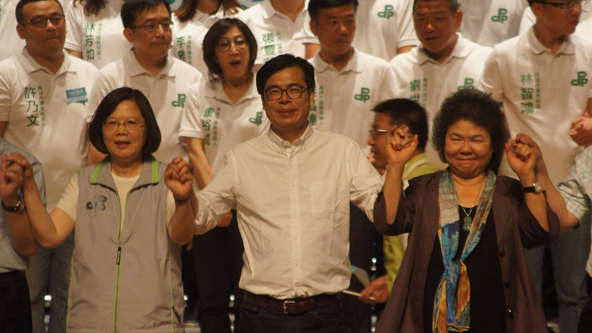 誓師大會湧進1500人，將會場擠得水洩不通。總統府秘書長陳菊、資政張俊雄、經濟部長沈榮津、代理市長許立明、黨籍立委、市黨部主委趙文男，以及38席市議員參選人通通到齊。陳其邁與總統蔡英文一起進場時，現場氣氛沸騰到最高點，展現民進黨在高雄的壯盛氣勢。 圖：陳其邁辦公室/提供