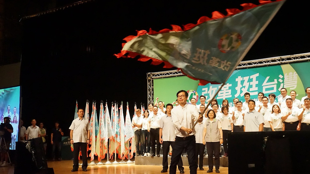 民進黨今（5）日在高雄市舉行授旗誓師大會。高雄市長參選人陳其邁演講時，細數民進黨執政政績，並呼籲國民黨勿再唱衰高雄，應該「相信高雄、看好未來」，並提出經濟維新八策，誓言要把人生最精采的歲月，奉獻給最心愛的故鄉。 圖：陳其邁辦公室/提供