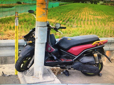 新竹縣一名蘇姓女子4日下午騎機車載著沒帶安全帽的6歲兒子出門，騎車時竟使用手機，自撞路邊電線桿，造成男童顱內嚴重出血，送醫不治，警方訊後將蘇女移送偵辦。 圖：中央社（翻攝畫面）
