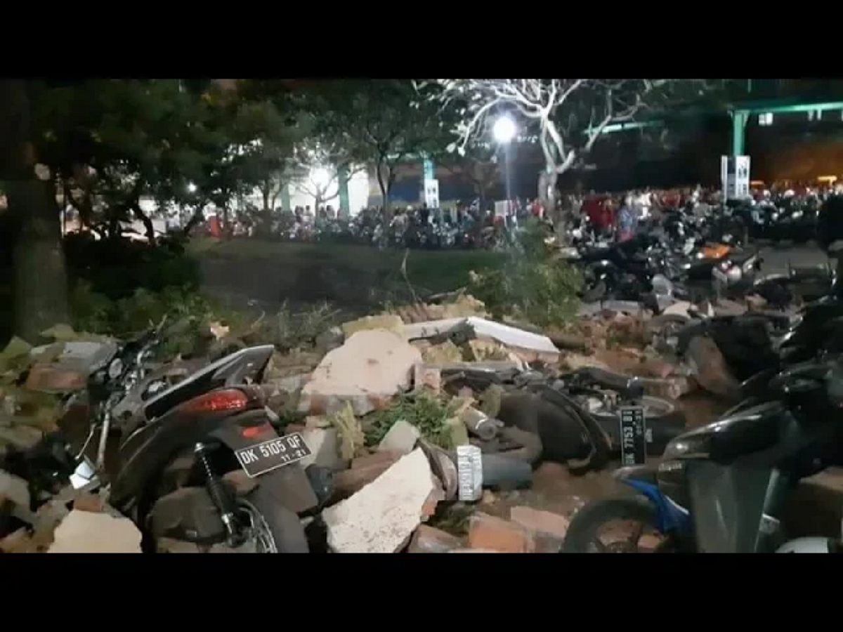 北龍目（North Lombok）地區首長納伊穆爾（Najmul Akhyar）告訴MetroTV電視台，這起強震至少已造成3人死亡，由於當地停電，他還無法評估全部情況。 圖：翻攝自Youtube