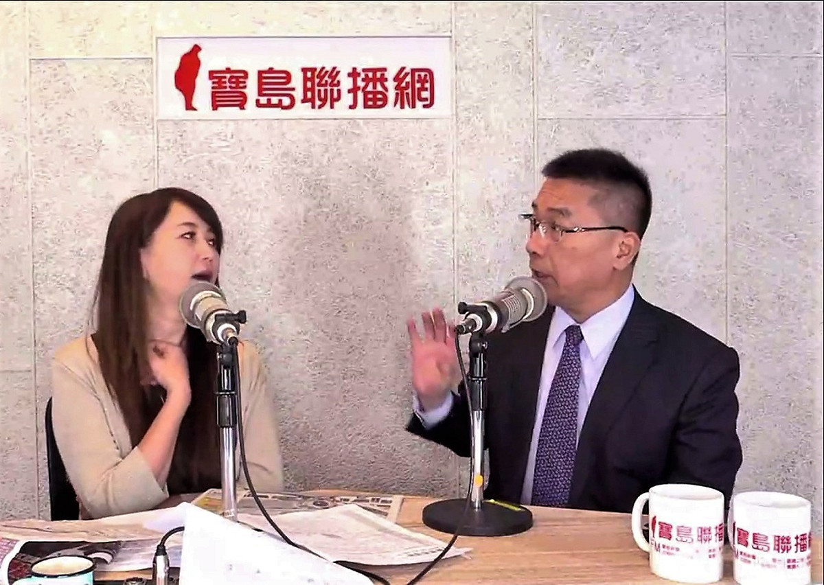 內政部長徐國勇（右）今（6）日接受電台訪問向雙北喊話，希望儘速通過自治條例，讓社會住宅的地價稅、房屋稅降至0。 圖：截自網路直播畫面