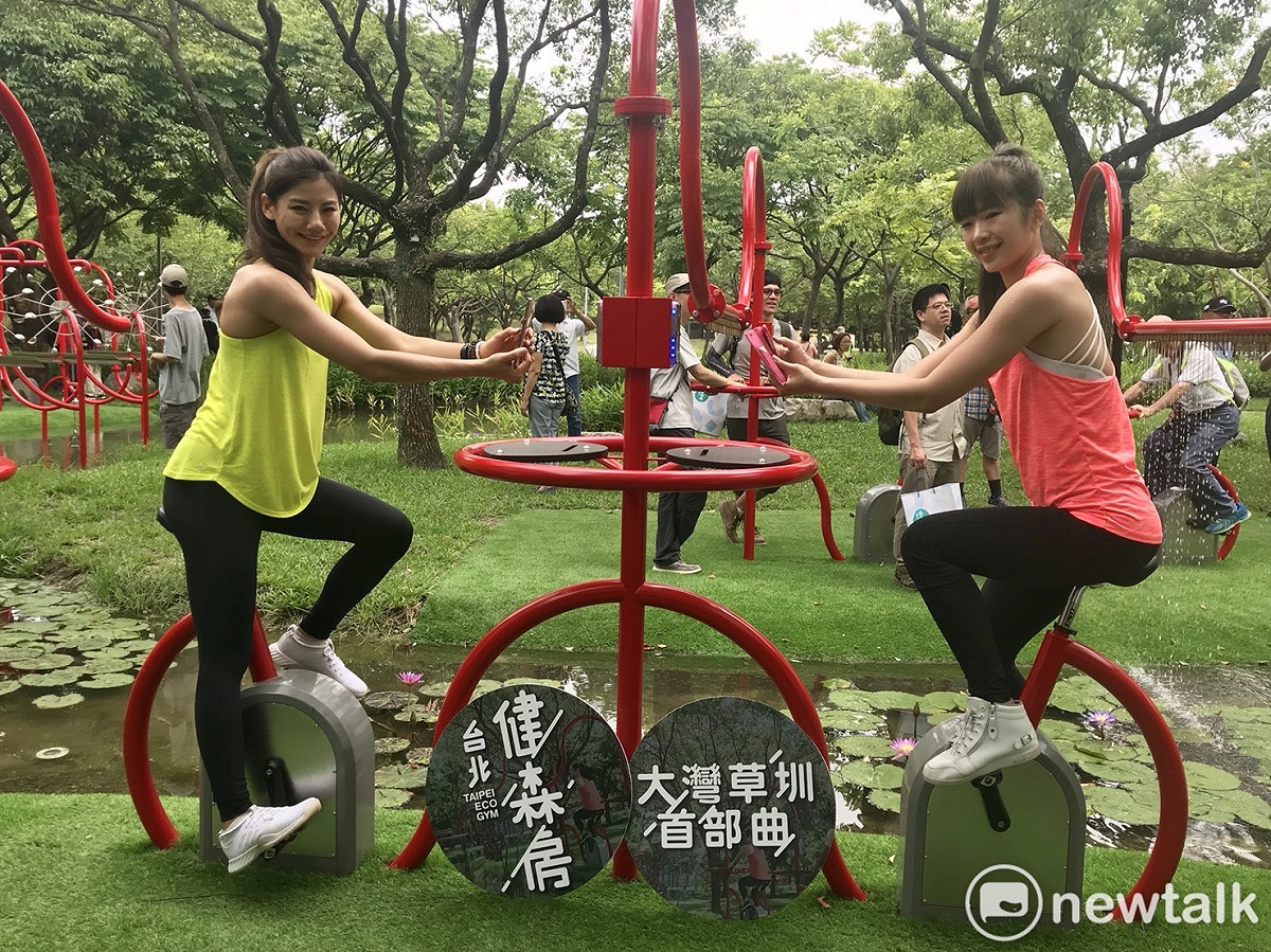 民眾踩踏前，可先以手機掃描活水飛輪前的QRcode，共有3分鐘衝刺、不限時耐力及1對1對戰3種體驗模式，休憩運動之際，也可記錄個人活水量。 圖：曾薏伃 ／ 攝