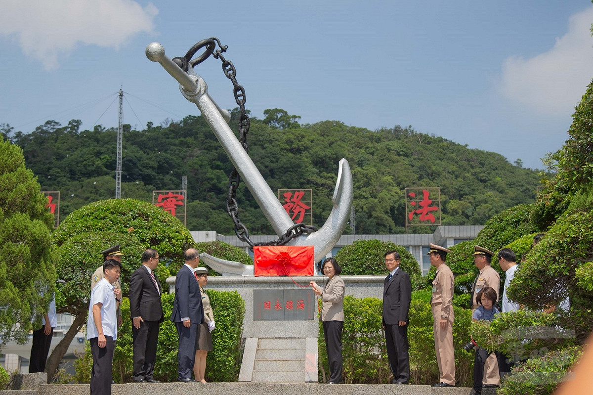 蔡英文總統6日前往海軍司令部主持「新海軍啟航」紀念碑揭牌儀式。 圖：軍聞社提供/陳建興攝