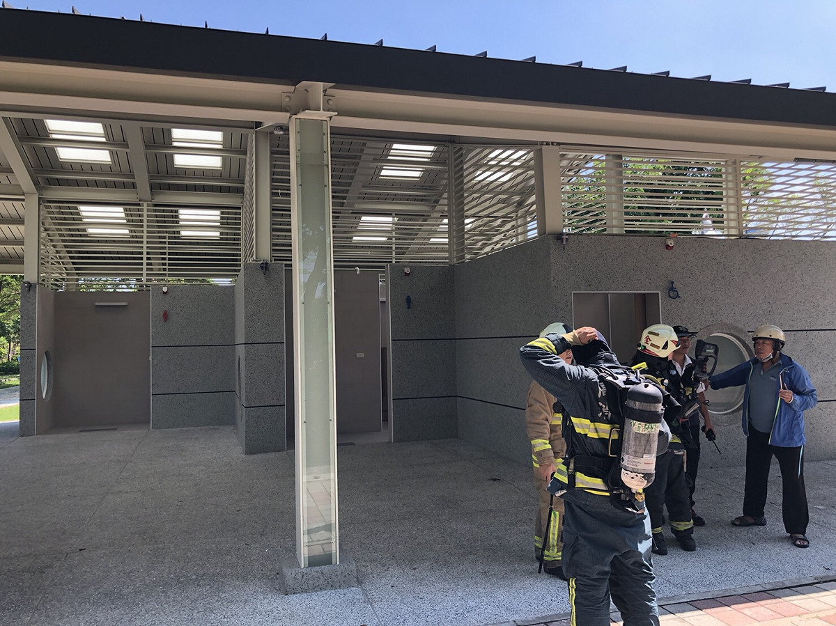 高雄228和平公園今(6)日傳出公廁遭人放置爆裂物炸毀。 圖：翻攝自網路