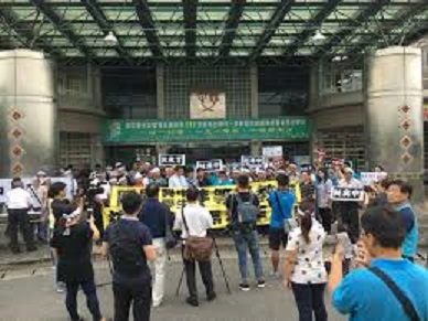 宜蘭縣政府規劃撥用興中國中行政大樓給他校使用，引起反彈聲浪。 圖  :  翻攝自臉書。