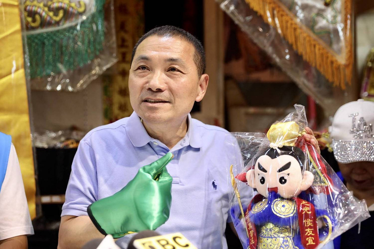侯友宜今天到以宗教文物精密刺繡著稱的「神明的店」參訪，以行動支持青年創業。 圖:侯友宜競選辦公室/提供