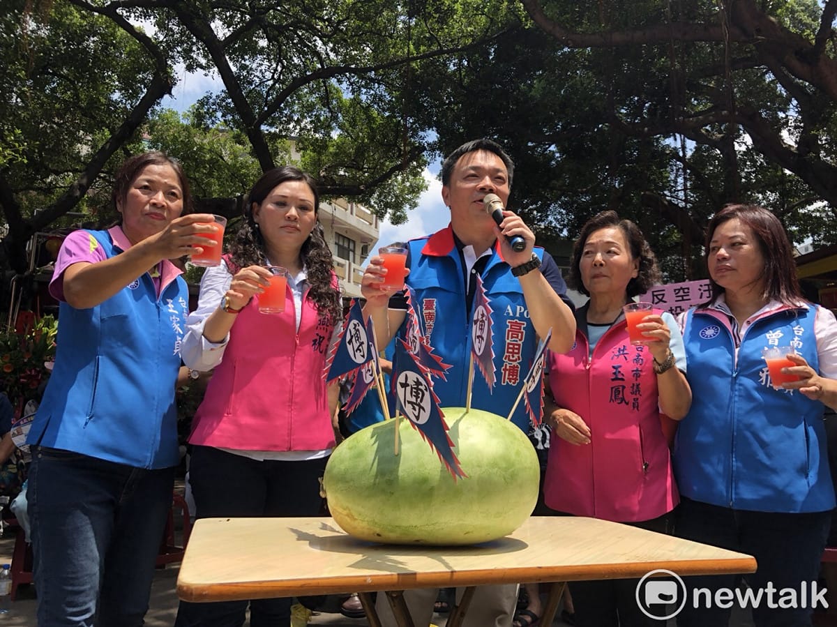 高思博在關帝廳前舉辦「新台南起義」行前誓師大會，宣布前總統馬英九、國民黨主席吳敦義、新北市市長朱立倫將陪同行腳大台南、推翻西瓜暴政。 圖 : 黃博郎/攝