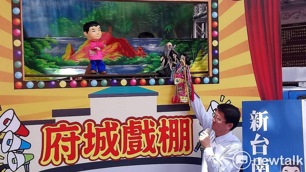 謝龍介在高思博的造勢記者會上演出布袋戲。 圖 : 黃博郎/攝