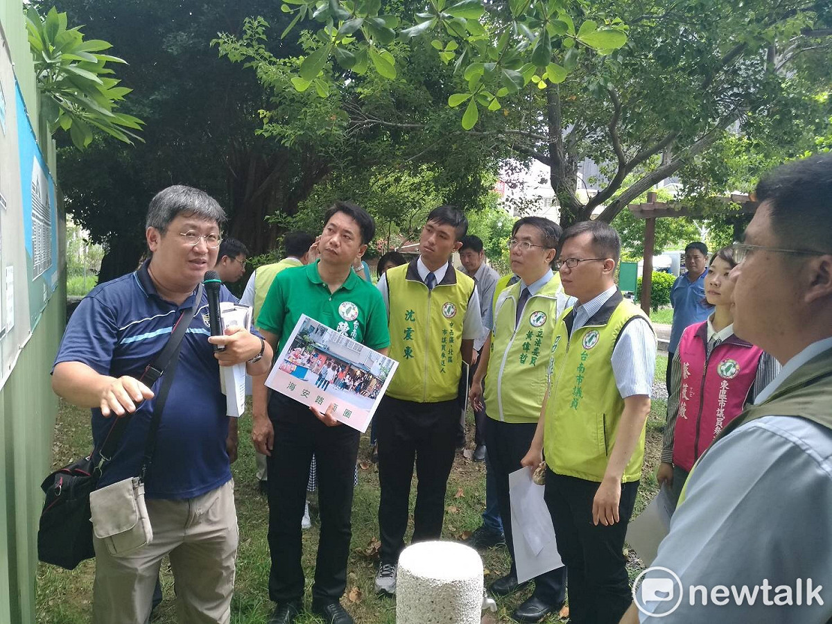 黃偉到噍吧哖事件審判處原台南刑務所，為噍吧哖事件默哀，表明將爭取保存刑務所，形成司法文化園區，為大府城文化園區完成最後一塊拼圖。 圖：黃博郎/攝
