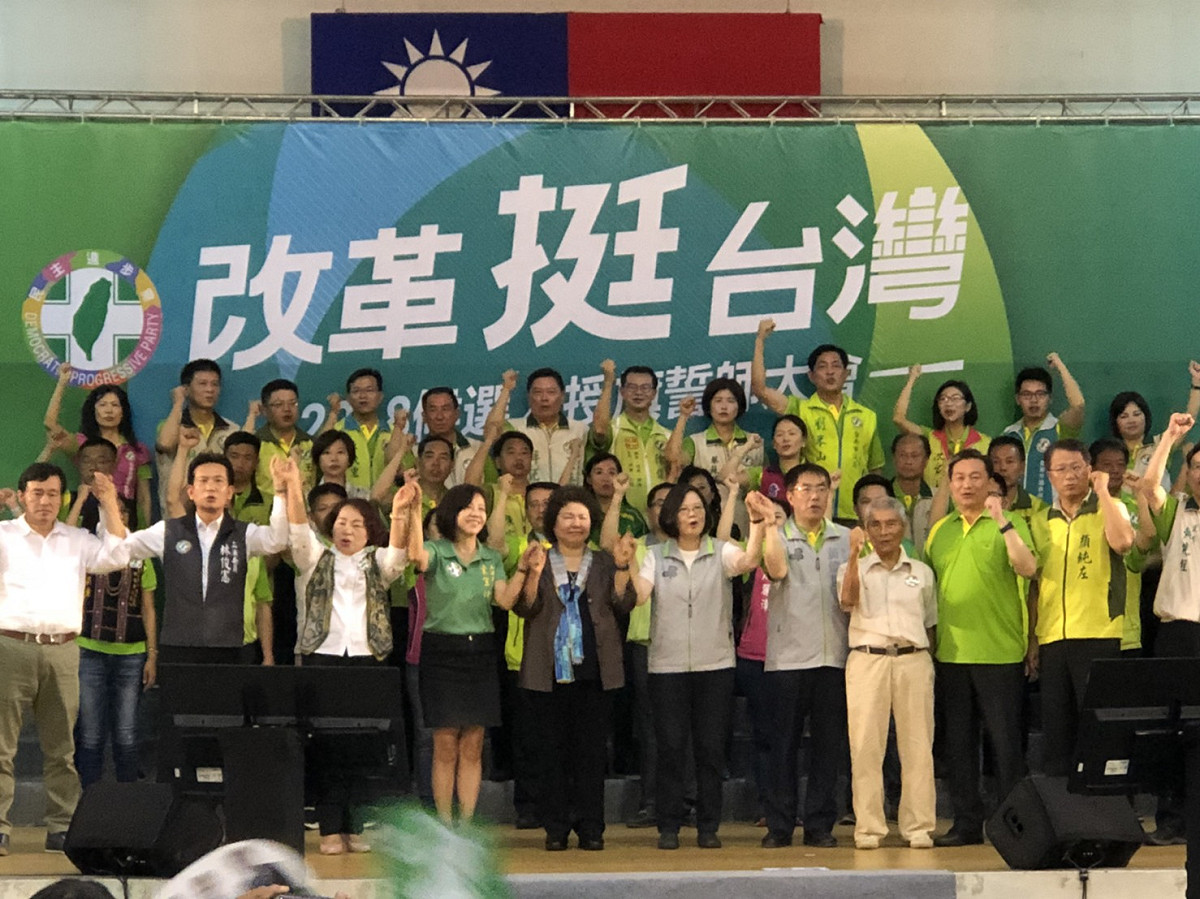 蔡英文輔選列車帶著陳菊到台南為黃偉哲和議員候選人授旗造勢，台上的台南立委獨缺陳亭妃，令外界憂心民進黨並未完成整合。 圖：黃博郎攝