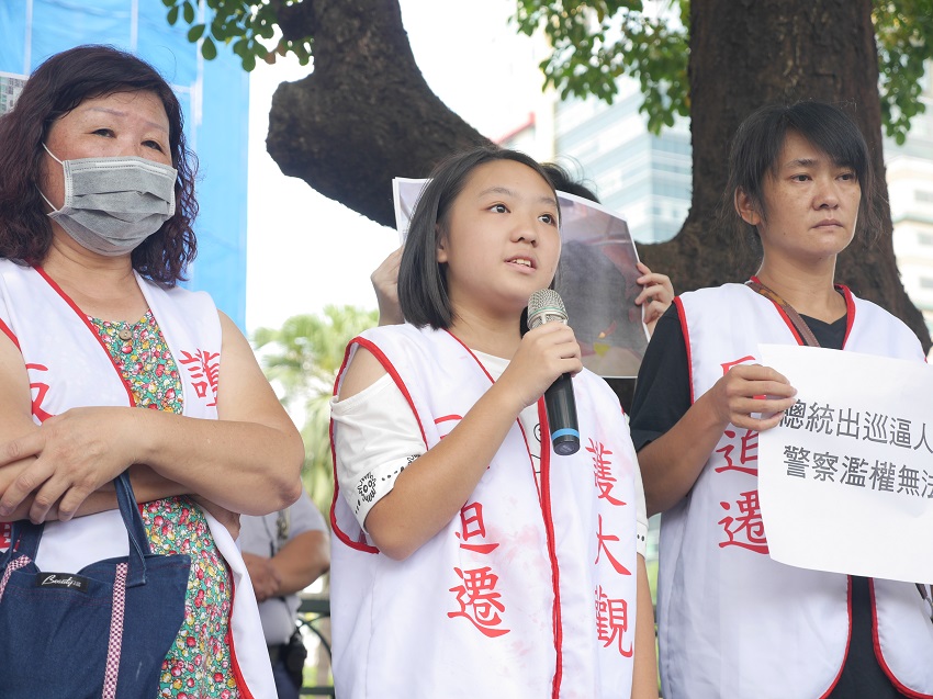 年僅10歲的大觀住戶陳慧泉表示，因為大雨的關係，自救會成員全身濕透，請司機把冷氣調小一點，但沒有用，連上廁所也被限制。 圖：聶良恩／攝