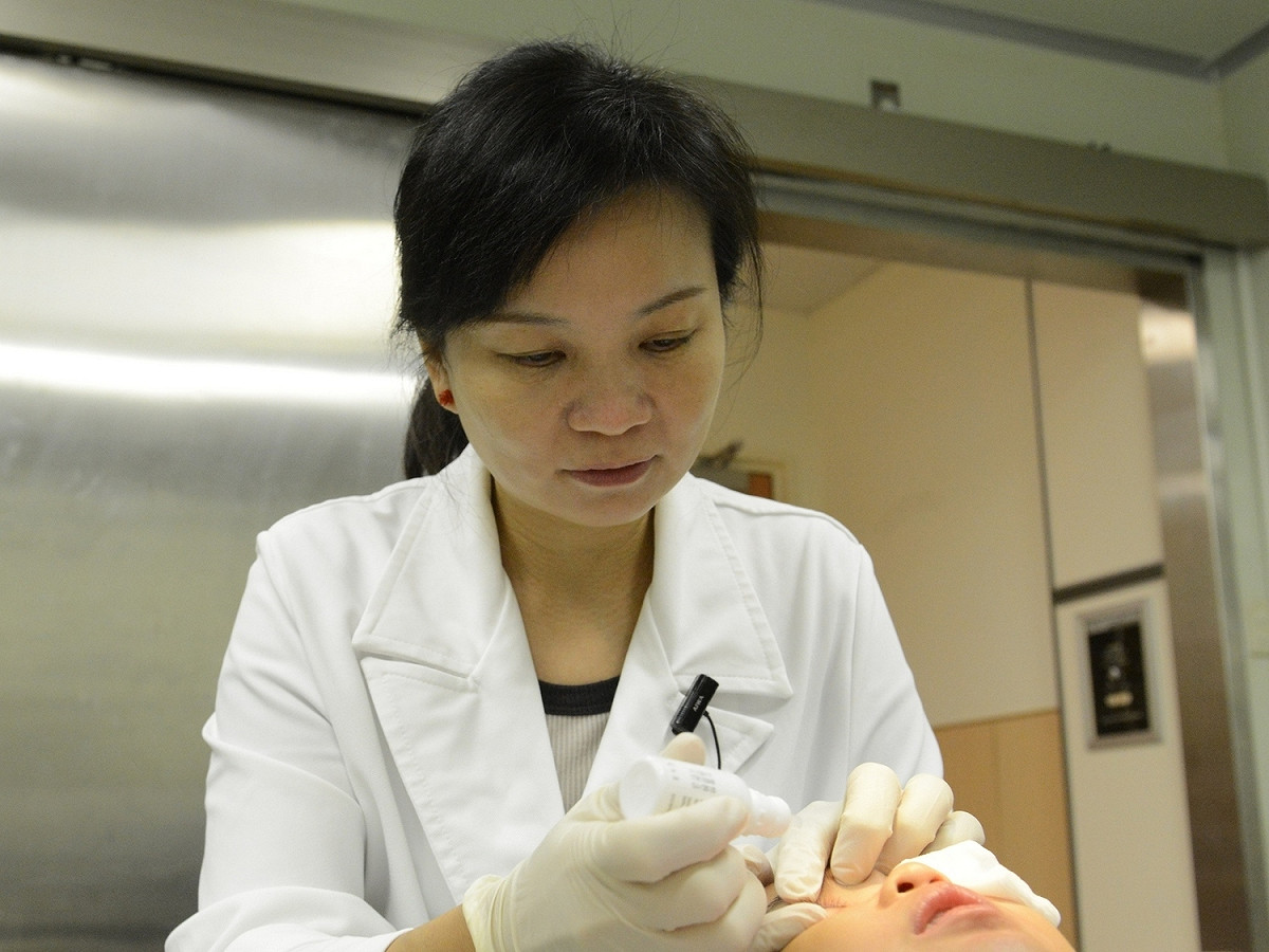 台北慈濟醫院沈姵妤醫師提醒，若早晨起床後，發現睫毛根部有類似頭皮屑的白色乾性分泌物，盡早到眼科門診檢查。 圖：台北慈濟醫院提供