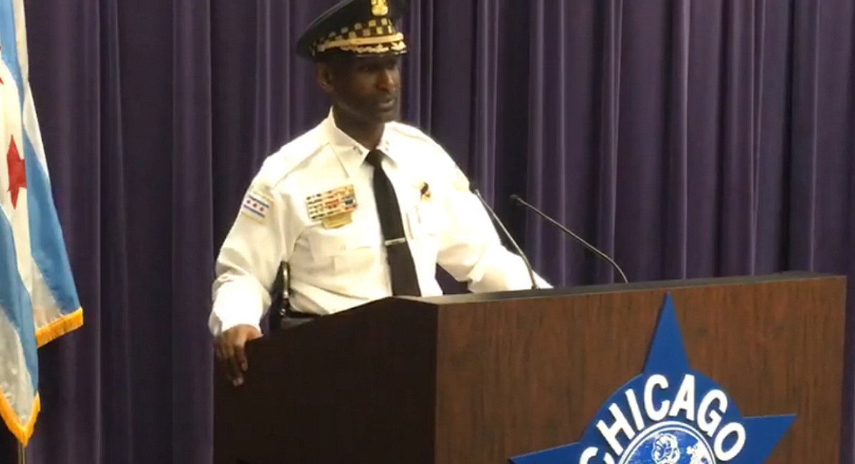 芝加哥警方稍早開記者會說明槍擊案件始末。 圖：截自Chicago Police Department臉書直播影片