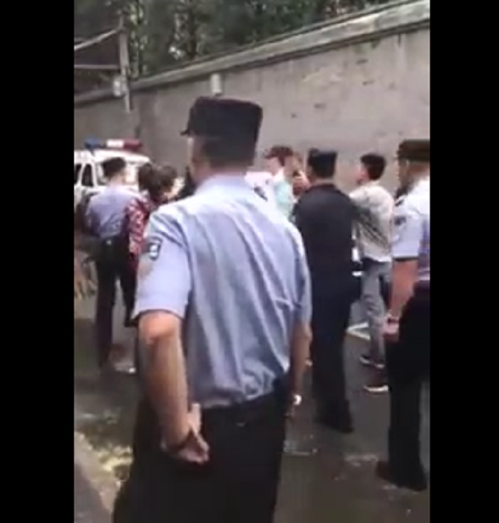 中國大批網貸苦主因蒙受虧損，計畫在北京發動請願抗議，結果遭當局強力打壓，數百名警察在北京金融區街道巡邏嚴密堵截。 圖：翻攝YouTube
