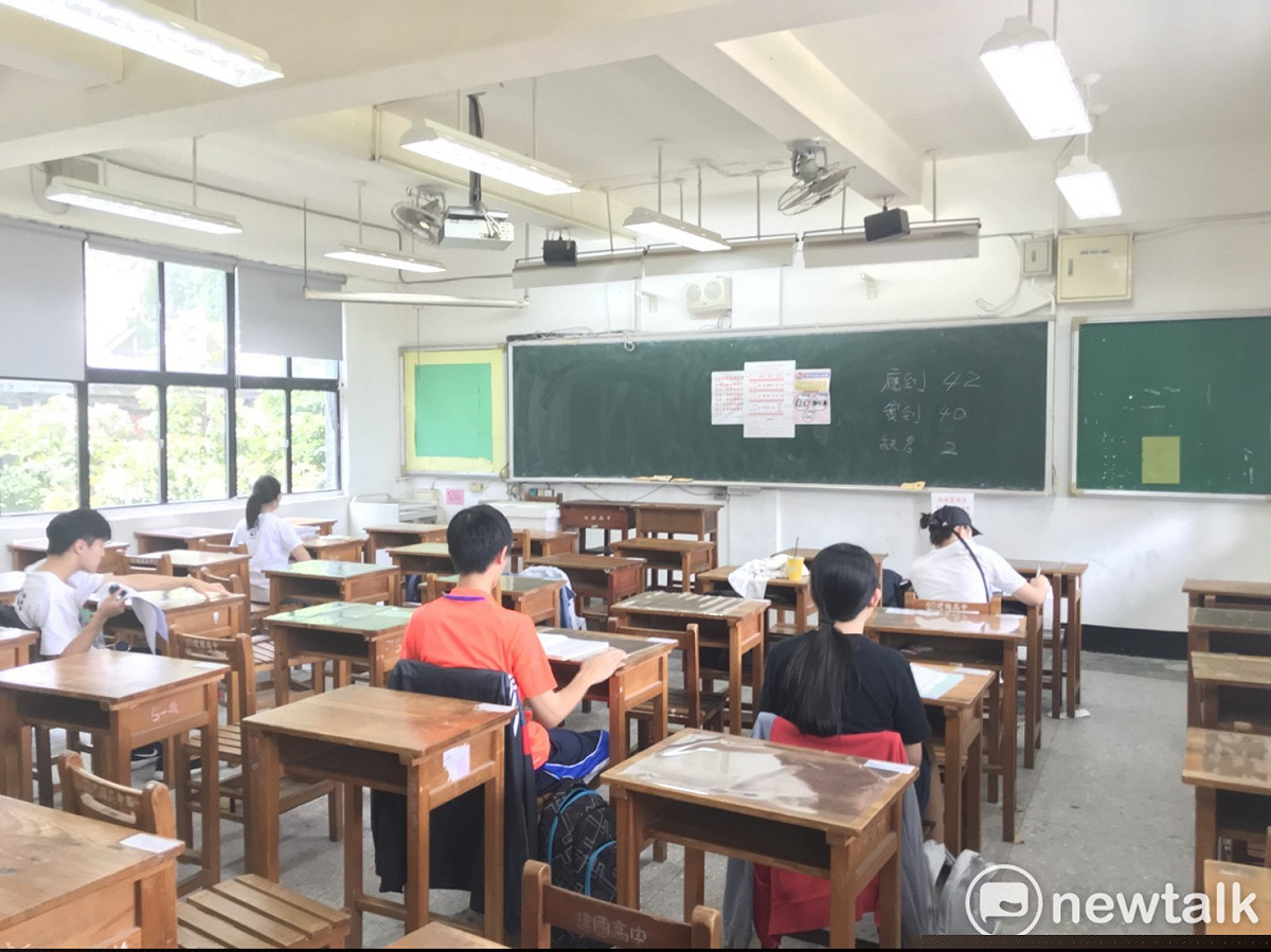 今（7）日大學指考放榜，總共錄取了4萬301人，錄取率90.88%，創六年來新低，但今年僅有9校缺額364人，缺額數僅約去年1成，也是4年來新低。分發會公布登記前十名的公私立校系。不論是自然組或社會組，台成清交都不是榜首。 圖：聶良恩／攝(資料照片)
