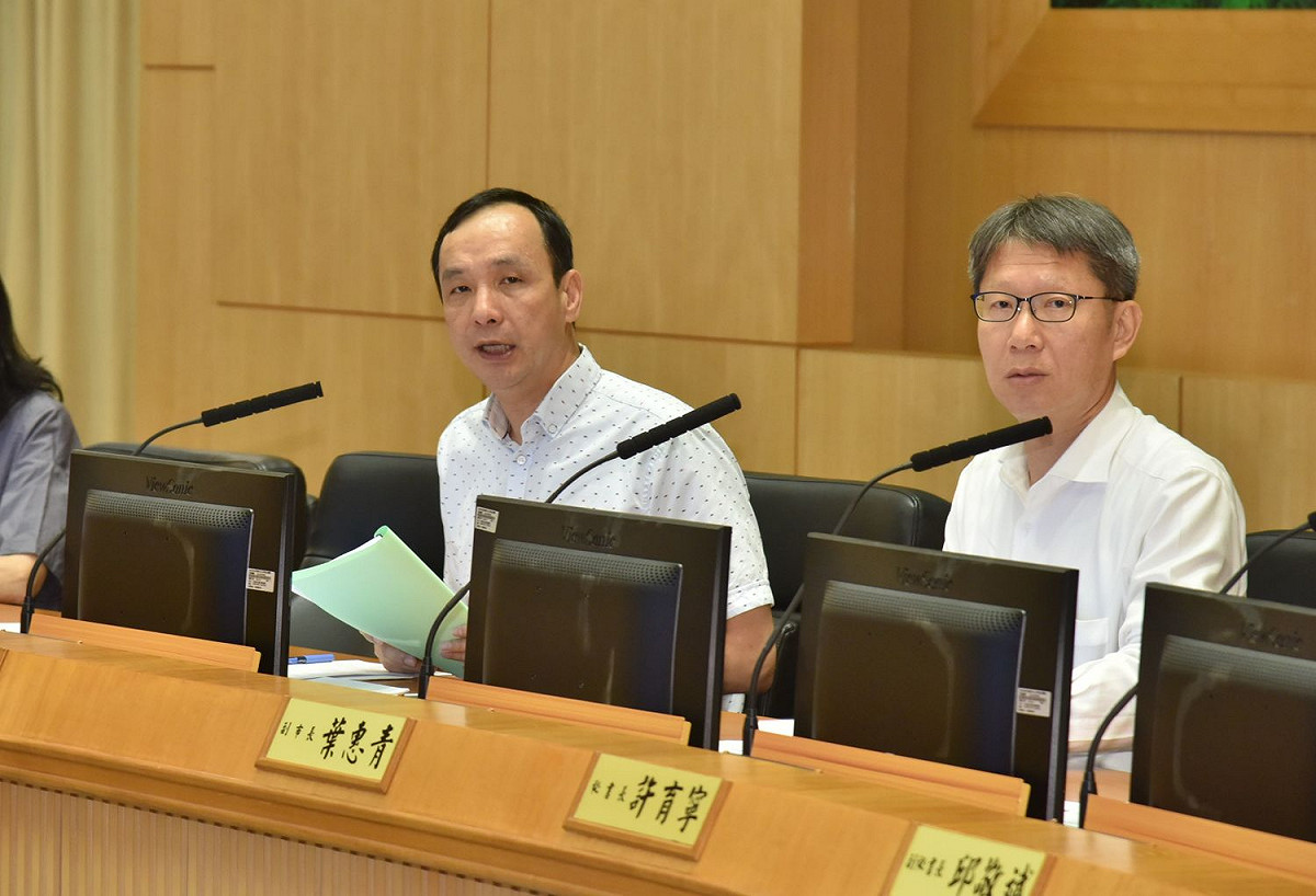 新北市長朱立倫指出，雖然新北登革熱疫情「與2015年在台南等地的 4萬多例、218人死亡無法相比」，但絕不能掉以輕心。 圖：王峻昌/攝