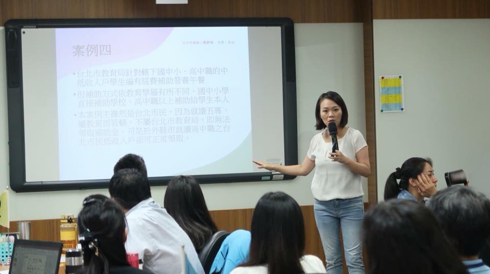 台北市議員簡舒培今（7）日指出，有民眾反應台北市捷運及公車規定，只允許一位成人帶2名六歲以下幼童，超出一名就需購票收費。 圖：翻攝自簡舒培臉書