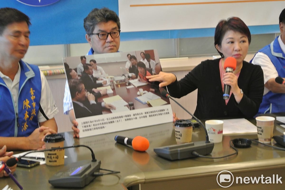 盧秀燕秀出2008年在立法院開會爭取交通建設的歷史照片，指著當年的自己說「那時好年輕」。 圖 : 唐復年/攝
