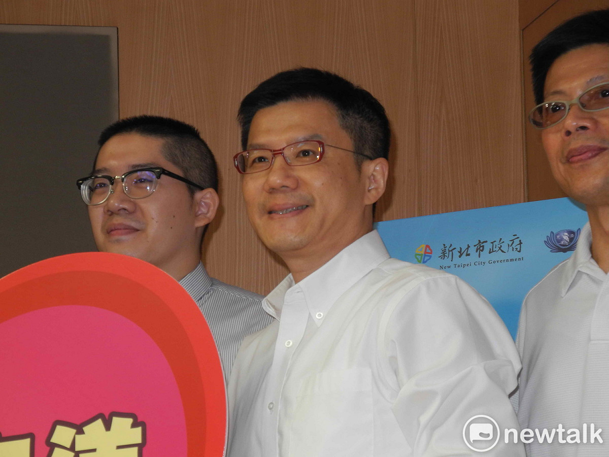 新聞局長張其強今早在市政會議中，起頭說明深澳電廠更新擴建計畫。                                                 
 圖：王峻昌/攝