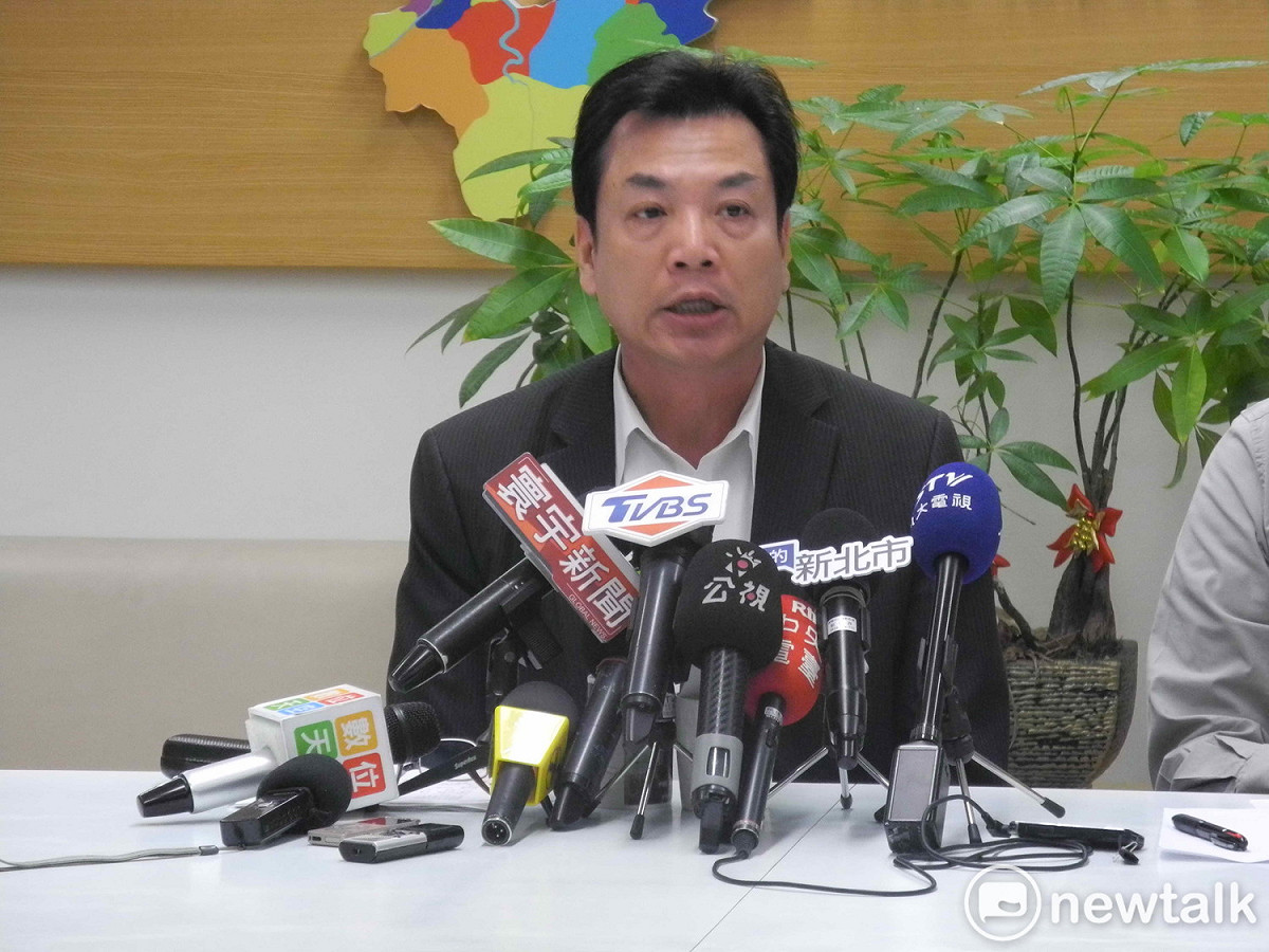 環保局長劉和然在市政會議中，緊接著張其強之後，對深澳電廠「細說從頭」。 圖：王峻昌/攝