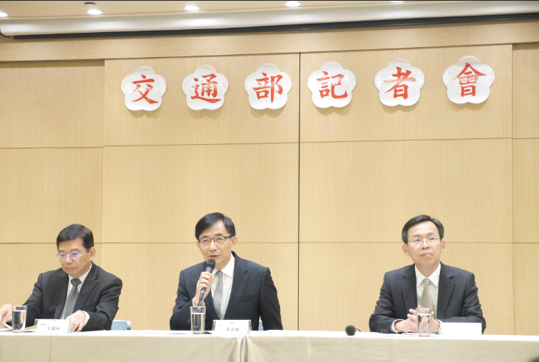吳宏謀（中）、王國材（左）及民航局長林國顯（右）今天（7日）下午出面說明機師工會罷工事件。
 圖／聶良恩攝