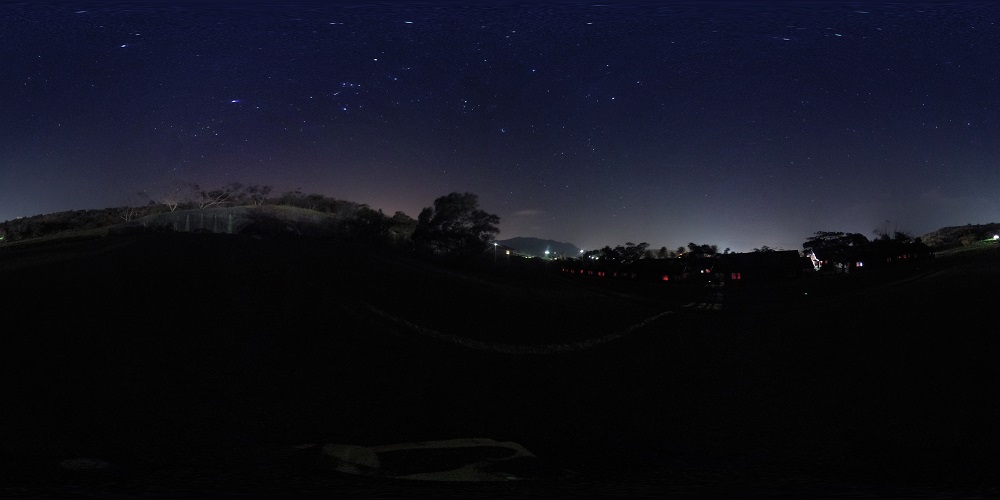 屏東縣天文協會理事黃耀寬表示，英仙座流星雨較容易看到明亮的流星，只需用肉眼而不需要任何配備。 圖：屏東縣觀傳處提供