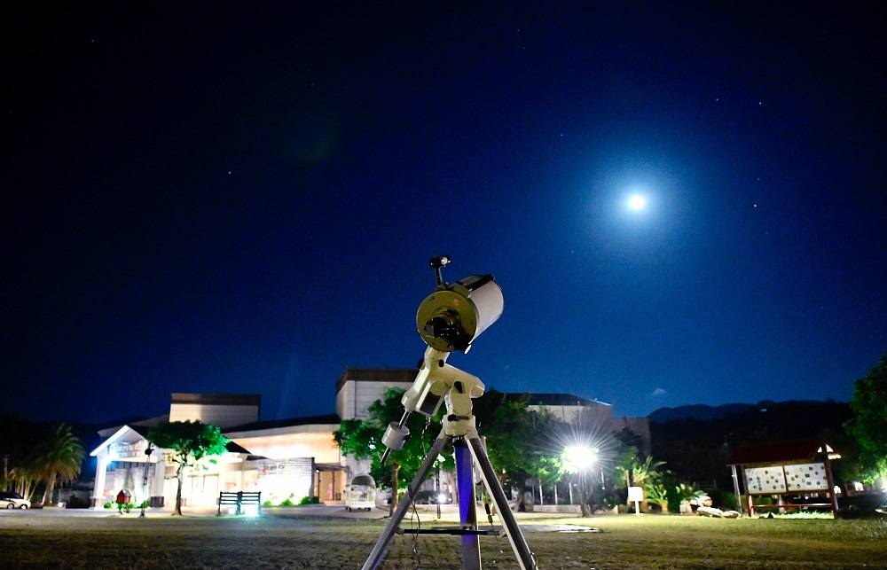 小墾丁渡假村舉辦「親子流星雨派對」，時間從今(7)至8月24日止，錯過將需等到冬季等候11月獅子座、12月雙子座與1月份象限儀座的流星雨。 圖：屏東縣觀傳處提供