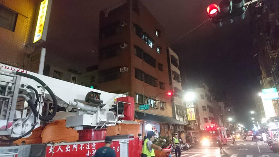 高雄市7日晚間驚傳一名男子坐在透天民宅5樓外牆，意圖跳樓輕生，警消立即趕到現場。 圖：翻攝網路