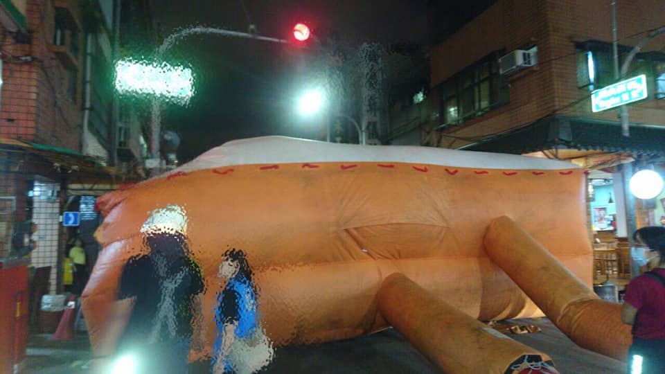 警消在現場鋪設氣墊防止男子跌落。 圖：翻攝網路